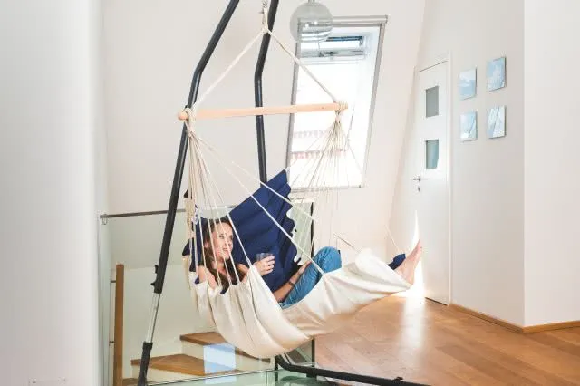 blauer gef&uuml;tterter weicher H&auml;ngesessel zum lesen