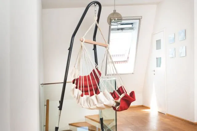 Roter Gef&uuml;tterter H&auml;ngesessel mit grauen Gestell