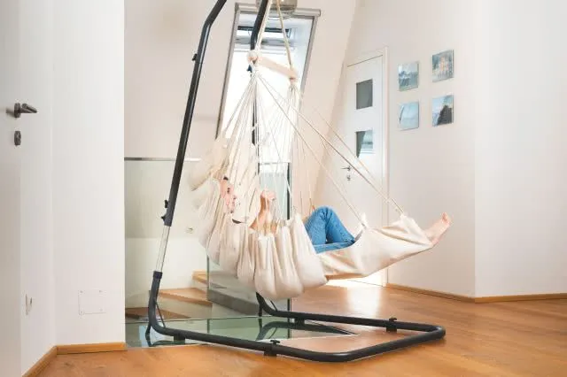 Gef&uuml;tterter weisser H&auml;ngesessel mit Fussablage