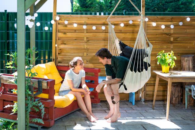 Hängesessel auf Terrasse gefüttert neben Couch